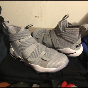 NWOT BOYS LEBRON SOLDIER